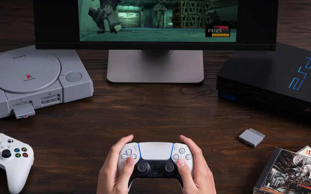Un nuovo accessorio di 8BitDo vi permette di giocare su PS1 e PS2 con il gamepad DualSense PS5