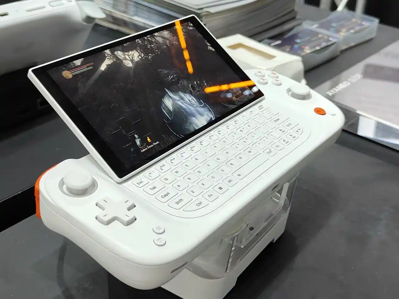 Ayaneo Slide è la nuova console portatile Windows con tastiera che somiglia a PSP GO - caratteristiche, specifiche e immagini